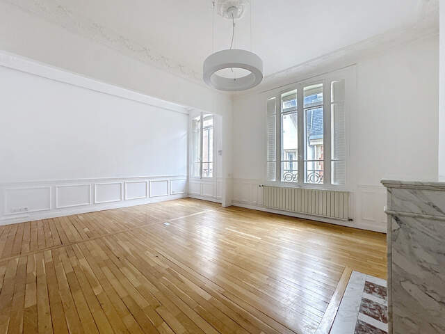 À VENDRE - RUE DE TAMBOUR - HYPER CENTRE DE REIMS - APPARTEMENT TYPE 5 - 3 CHAMBRES - PARKING - CAVE — photo du bien