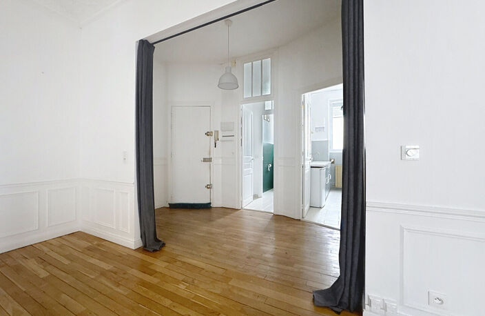 À VENDRE - RUE DE TAMBOUR - HYPER CENTRE DE REIMS - APPARTEMENT TYPE 5 - 3 CHAMBRES - PARKING - CAVE — photo 2