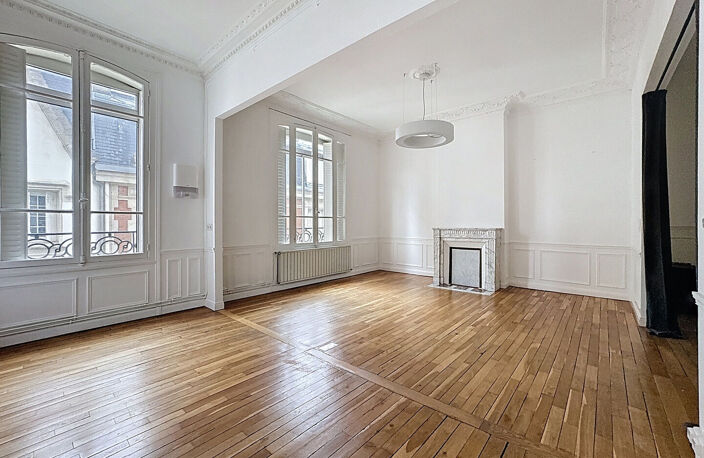 À VENDRE - RUE DE TAMBOUR - HYPER CENTRE DE REIMS - APPARTEMENT TYPE 5 - 3 CHAMBRES - PARKING - CAVE — photo 3