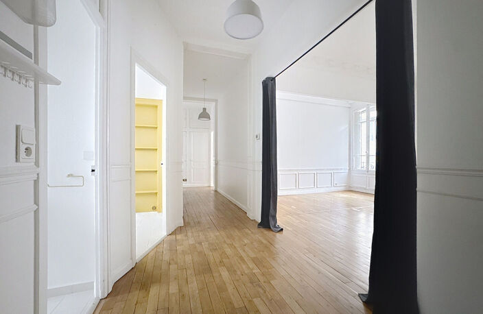 À VENDRE - RUE DE TAMBOUR - HYPER CENTRE DE REIMS - APPARTEMENT TYPE 5 - 3 CHAMBRES - PARKING - CAVE — photo 4