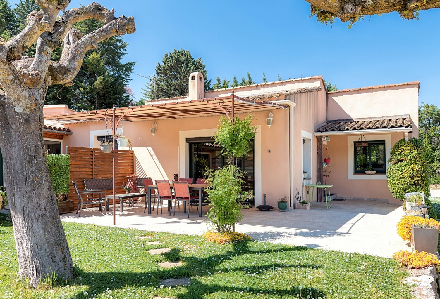 Vente Puyricard de 175 m² sur un terrain de 1695 m² LC  Gestion vous propose une maison de plain pied  avec piscine et grand garage. — photo 1