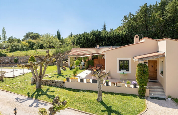Vente Puyricard de 175 m² sur un terrain de 1695 m² LC  Gestion vous propose une maison de plain pied  avec piscine et grand garage. — photo 2