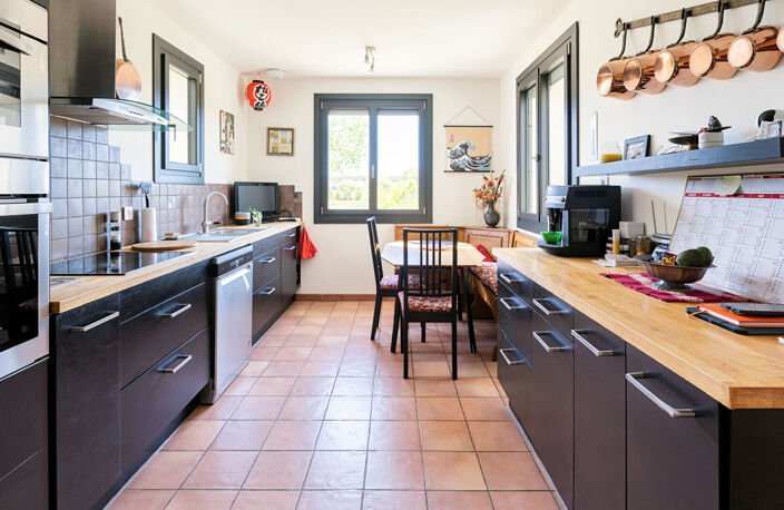 Vente Puyricard de 175 m² sur un terrain de 1695 m² LC  Gestion vous propose une maison de plain pied  avec piscine et grand garage. — photo 4