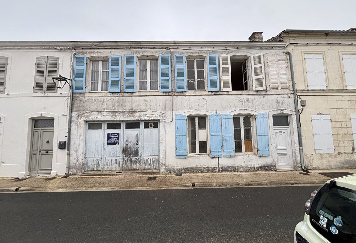 Maison de bourg à rénover entièrement, beau potentiel — photo 1