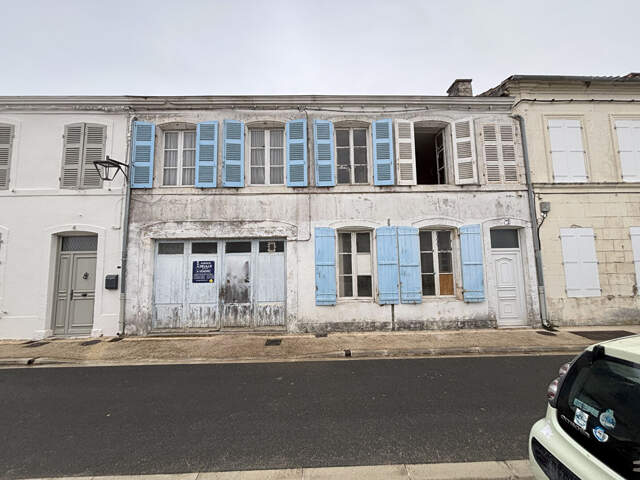 Maison de bourg à rénover entièrement, beau potentiel — photo du bien