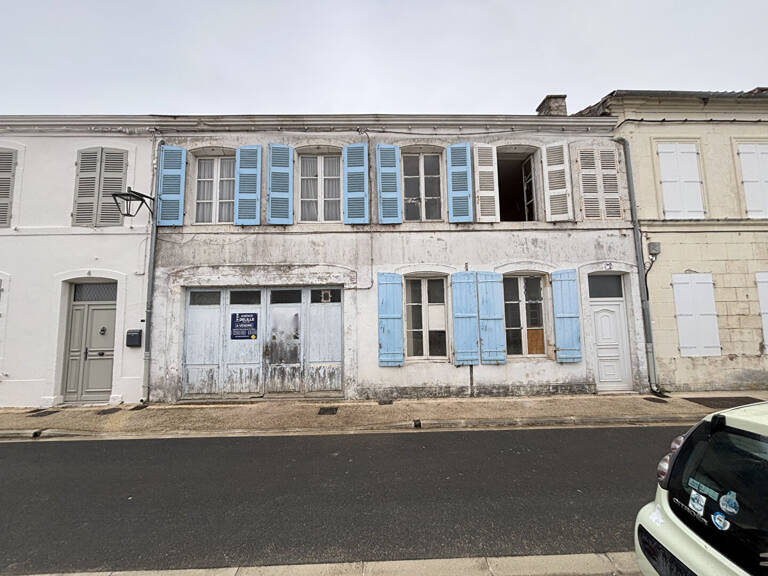 Maison de bourg à rénover entièrement, beau potentiel — photo 1