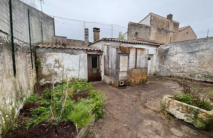 Maison de bourg à rénover entièrement, beau potentiel — photo 2