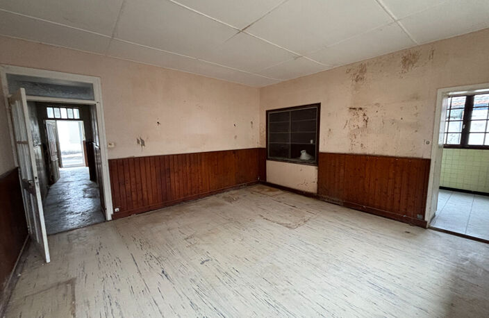 Maison de bourg à rénover entièrement, beau potentiel — photo 3