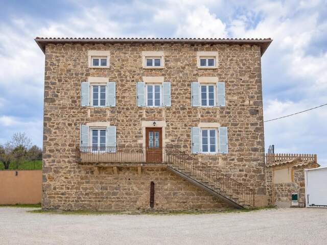 Villa en pierre rénovée avec garage à Vaulx-en-Beaujolais — photo du bien