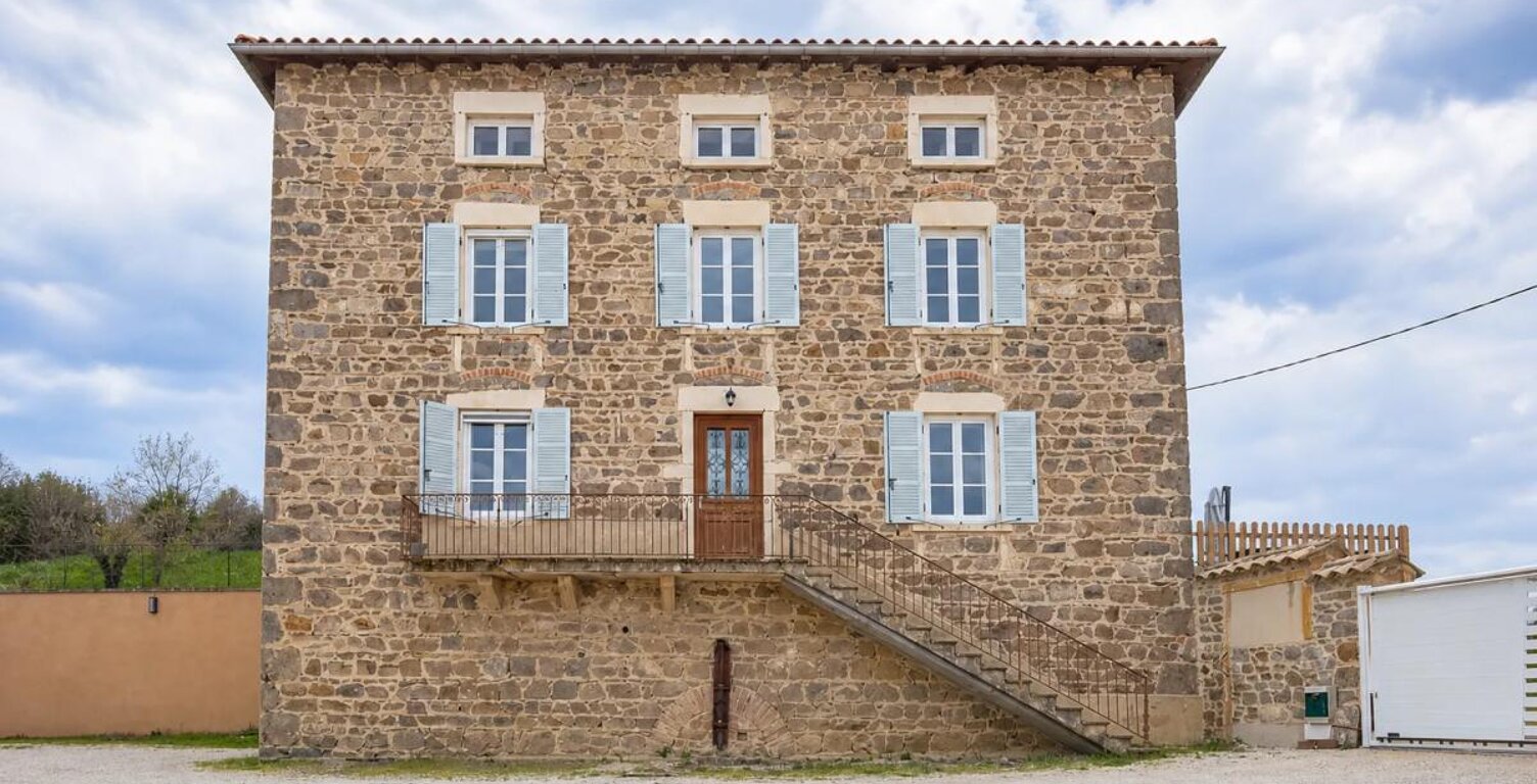 Villa en pierre rénovée avec garage à Vaulx-en-Beaujolais — photo 1
