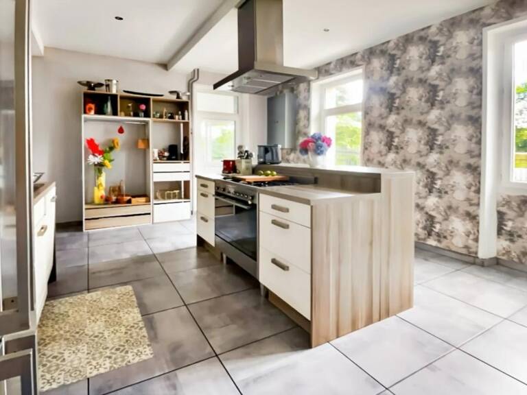 Maison de 9 pièces de 230m² en vente à Blanzy - Idéal pour les familles — photo 1