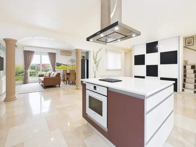 Maison familiale spacieuse à Gouvernes — photo du bien