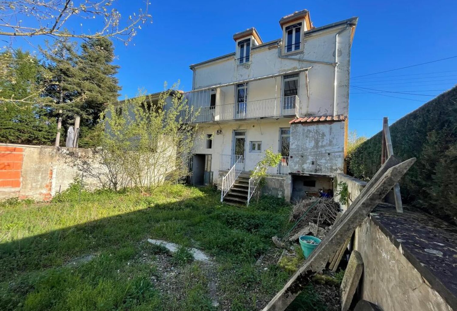 Charlieu, Maison 126m2 avec terrain et dépendance à rénover — photo 1