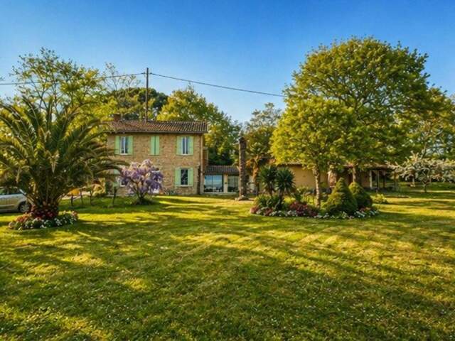 Grande maison sur magnifique terrain boisé — photo du bien