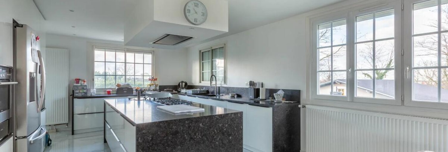 Maison 8 Pièces 450 m² à vendre à Saint-Laurent-de-Mure (69720)