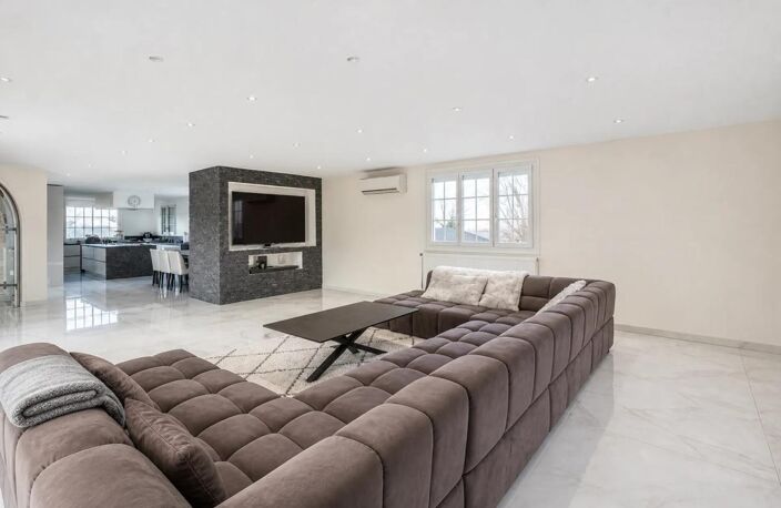 Villa de prestige à Saint-Laurent-de-Mur 450 m² — photo 2