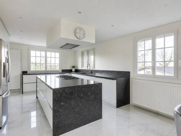 Villa de prestige à Saint-Laurent-de-Mur 450 m² — photo 1