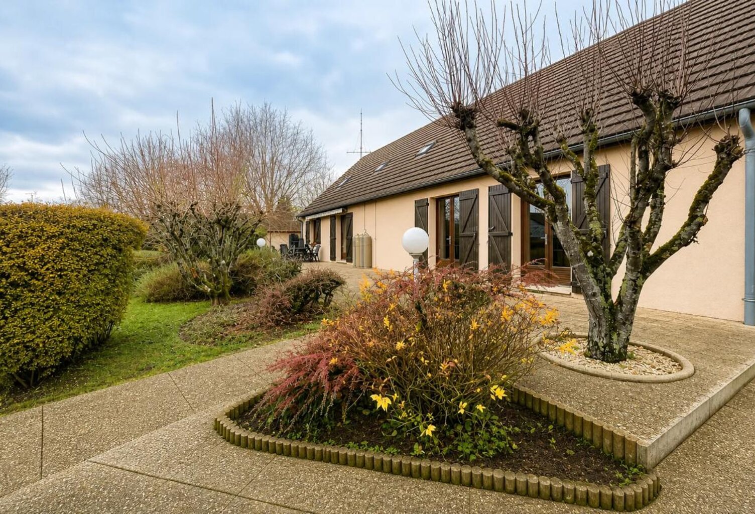 Maison atypique de 205 m² à Châtillon-Coligny — photo 1