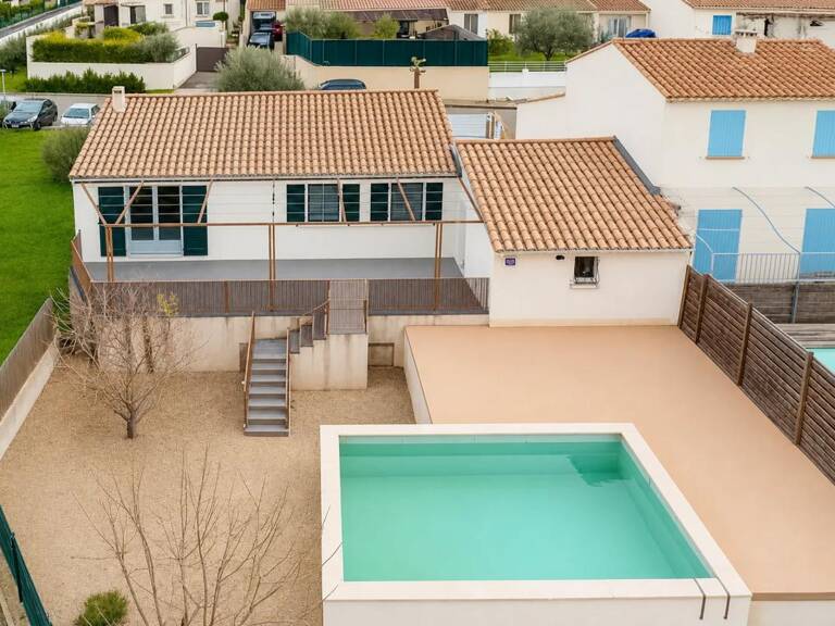 Maison moderne avec jardin et piscine — photo 1