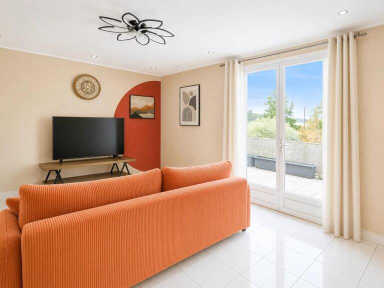 Maison moderne avec jardin et piscine — photo 1