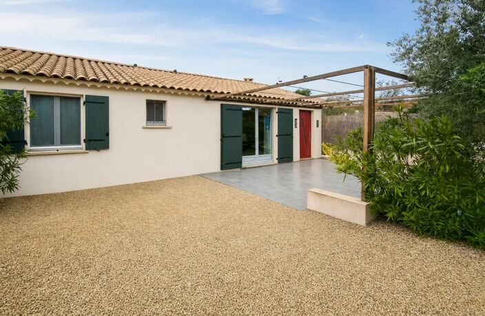 Maison moderne avec jardin et piscine — photo 4