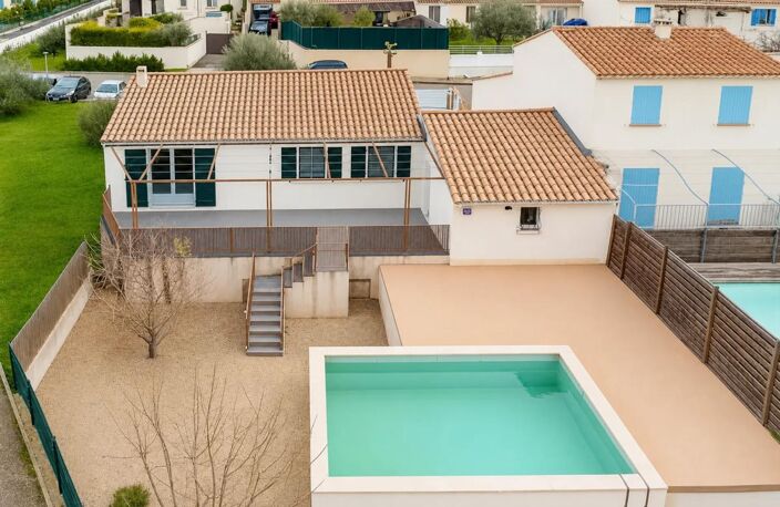 Maison moderne avec jardin et piscine — photo 2