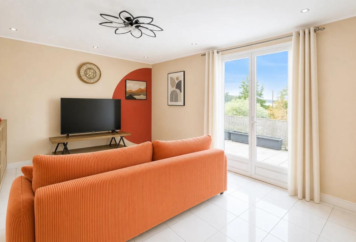 Maison moderne avec jardin et piscine — photo 1