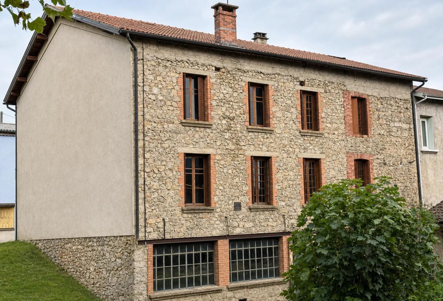 Chabreloche : grande maison de 259 m² au potentiel unique — photo 1