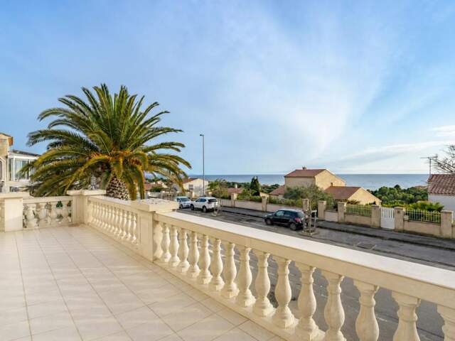 Maison rénovée 4 pièces avec piscine et vue mer — photo du bien