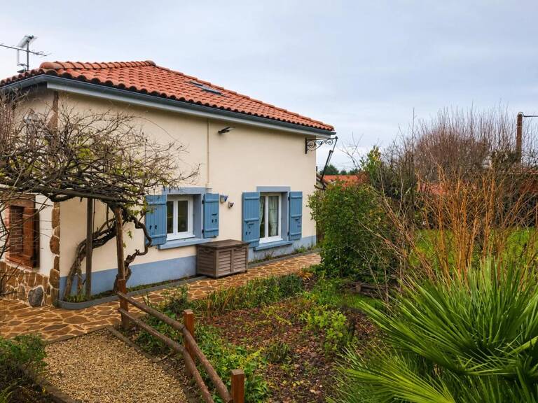 Maison rénovée avec jardin paisible à Oradour-Fanais — photo 1