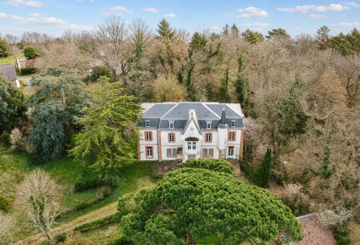 Domaine de caractère à restaurer – 500 m² –3,6 ha – accès rapide — photo 1
