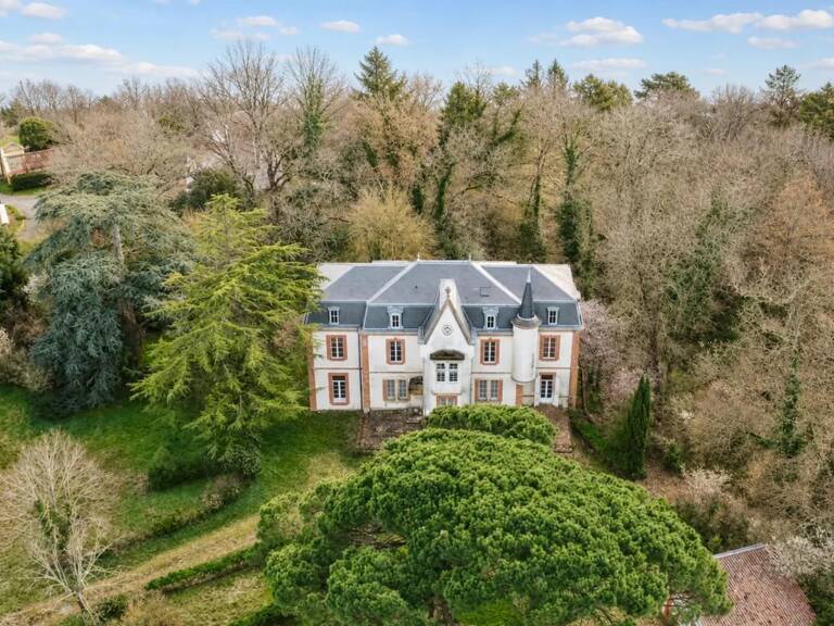 Domaine de caractère à restaurer – 500 m² –3,6 ha – accès rapide — photo 1