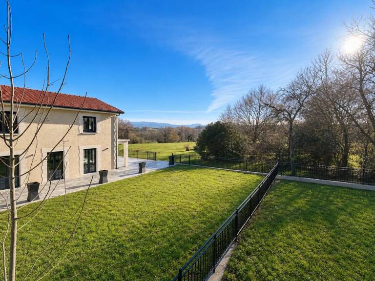 Maison de 390 m² avec terrain de 3 hectares — photo 1