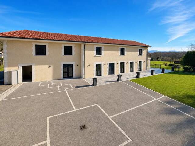 Maison de 390 m² avec terrain de 3 hectares — photo du bien