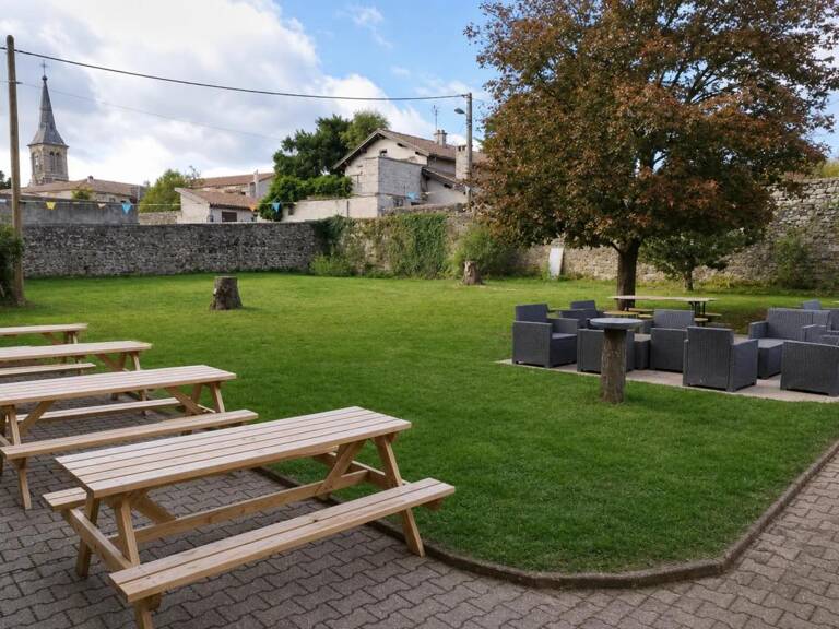 Montfaucon-en-Velay : 900m² avec terrain, idéal gîtes ou projets — photo 1