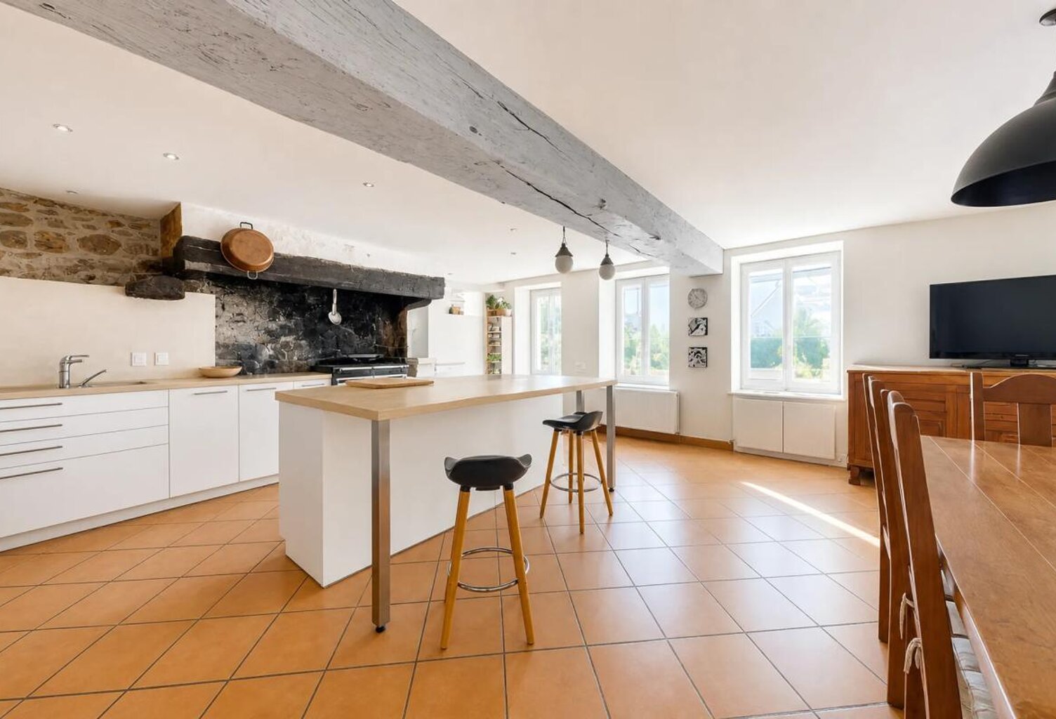 Grande Maison de Caractère avec Terrain Arboré à Lapeyrouse — photo 1