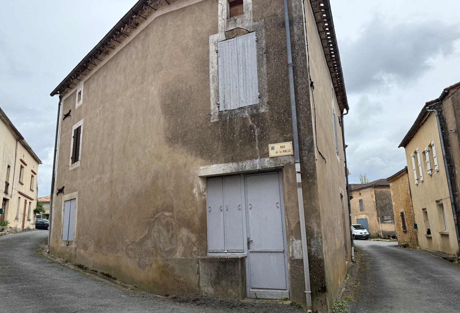 Dans le village tous commerces de Lacapelle Biron — photo 1