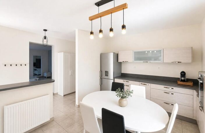 Maison en pierre, 4 niveaux, 90 m² de jardin + dépendances — photo 2