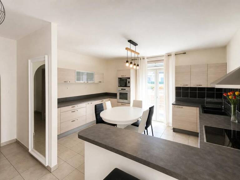 Maison en pierre, 4 niveaux, 90 m² de jardin + dépendances — photo 1