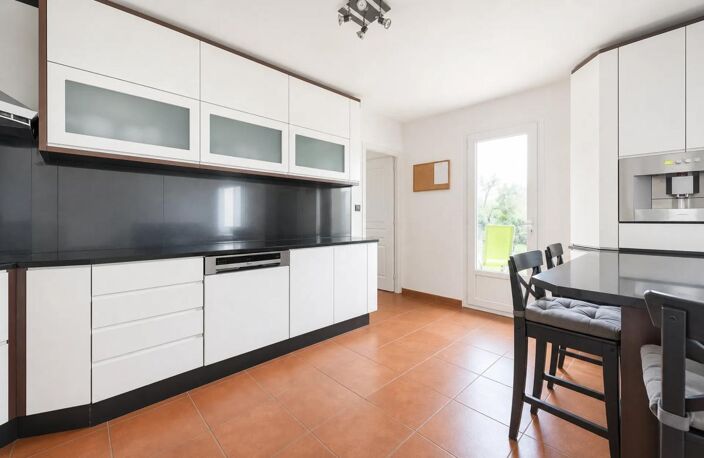 Maison familiale moderne de 200 m² avec jardin spacieux — photo 2