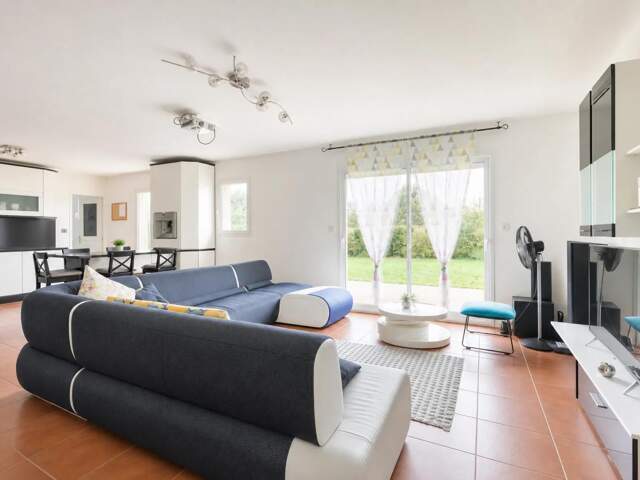Maison familiale moderne de 200 m² avec jardin spacieux — photo du bien