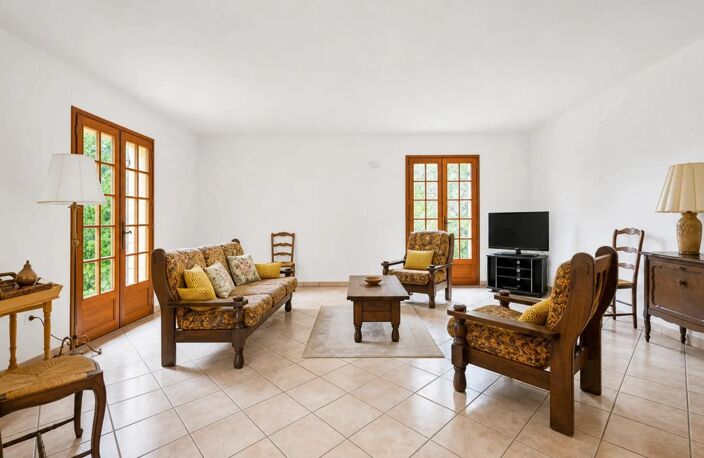 Maison 8 pièces spacieuse à Sainte-Foy-de-Longas — photo 2