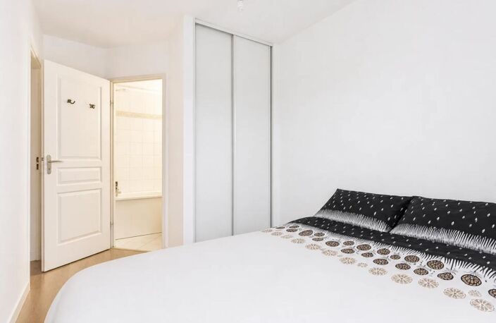 Chaleureux T2 de 42m² avec balcon vendu loué — photo 3