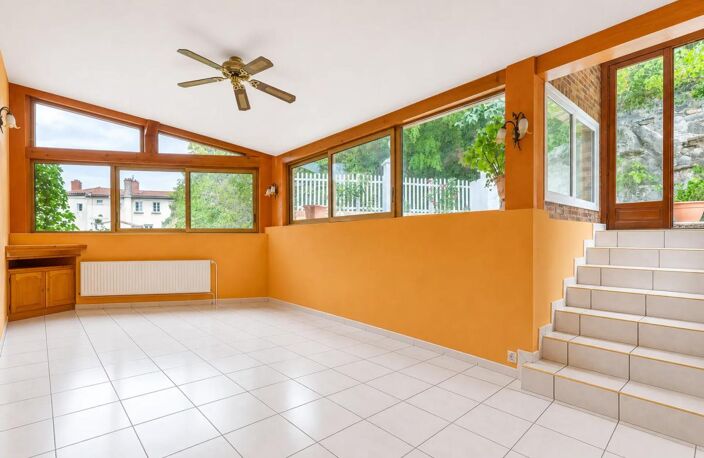 Appartement de 5 pièces de 110 m² situé à Lyon — photo 2