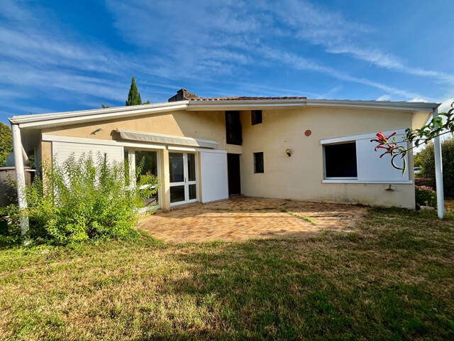 Secteur Villeneuve-sur-Lot, dans un quartier calme et proche de toutes les commodités, découvrez cette charmante maison d'architecte des années 80, de plain-pied, développant une surface habitable de 119,66 m² sur une parcelle de 605 m².  Elle se compose — photo du bien