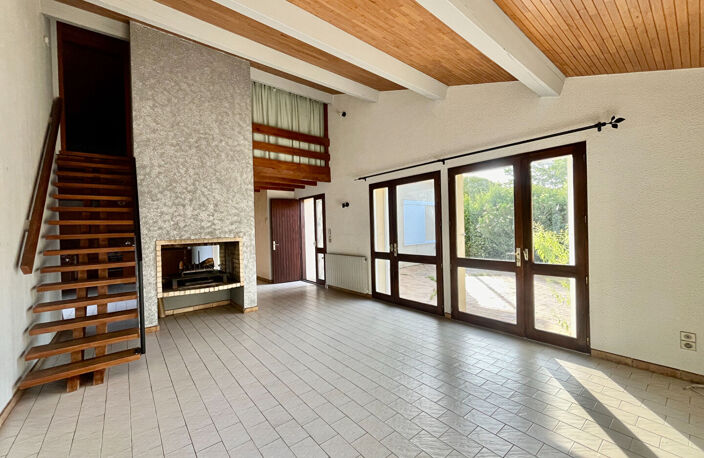 Secteur Villeneuve-sur-Lot, dans un quartier calme et proche de toutes les commodités, découvrez cette charmante maison d'architecte des années 80, de plain-pied, développant une surface habitable de 119,66 m² sur une parcelle de 605 m².  Elle se compose — photo 2