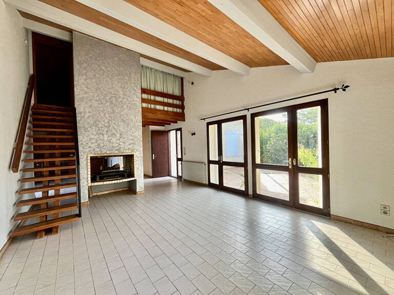 Secteur Villeneuve-sur-Lot, dans un quartier calme et proche de toutes les commodités, découvrez cette charmante maison d'architecte des années 80, de plain-pied, développant une surface habitable de 119,66 m² sur une parcelle de 605 m².  Elle se compose — photo 1