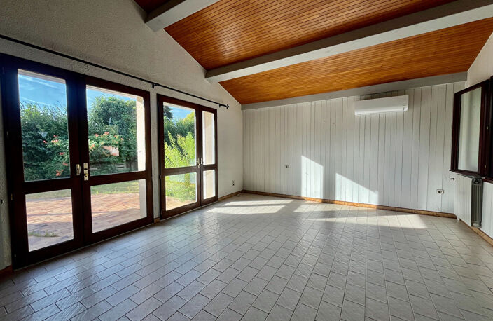 Secteur Villeneuve-sur-Lot, dans un quartier calme et proche de toutes les commodités, découvrez cette charmante maison d'architecte des années 80, de plain-pied, développant une surface habitable de 119,66 m² sur une parcelle de 605 m².  Elle se compose — photo 3