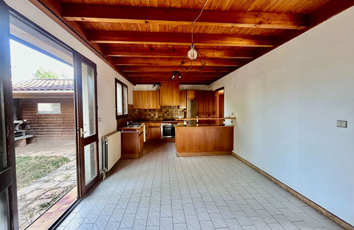 Secteur Villeneuve-sur-Lot, dans un quartier calme et proche de toutes les commodités, découvrez cette charmante maison d'architecte des années 80, de plain-pied, développant une surface habitable de 119,66 m² sur une parcelle de 605 m².  Elle se compose — photo 4