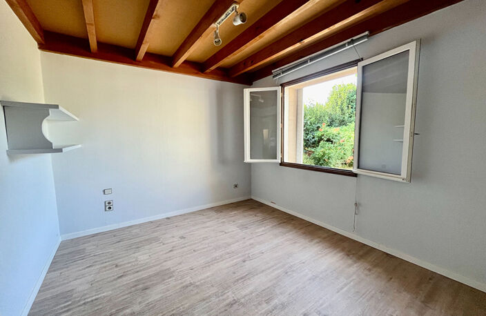 Secteur Villeneuve-sur-Lot, dans un quartier calme et proche de toutes les commodités, découvrez cette charmante maison d'architecte des années 80, de plain-pied, développant une surface habitable de 119,66 m² sur une parcelle de 605 m².  Elle se compose — photo 5